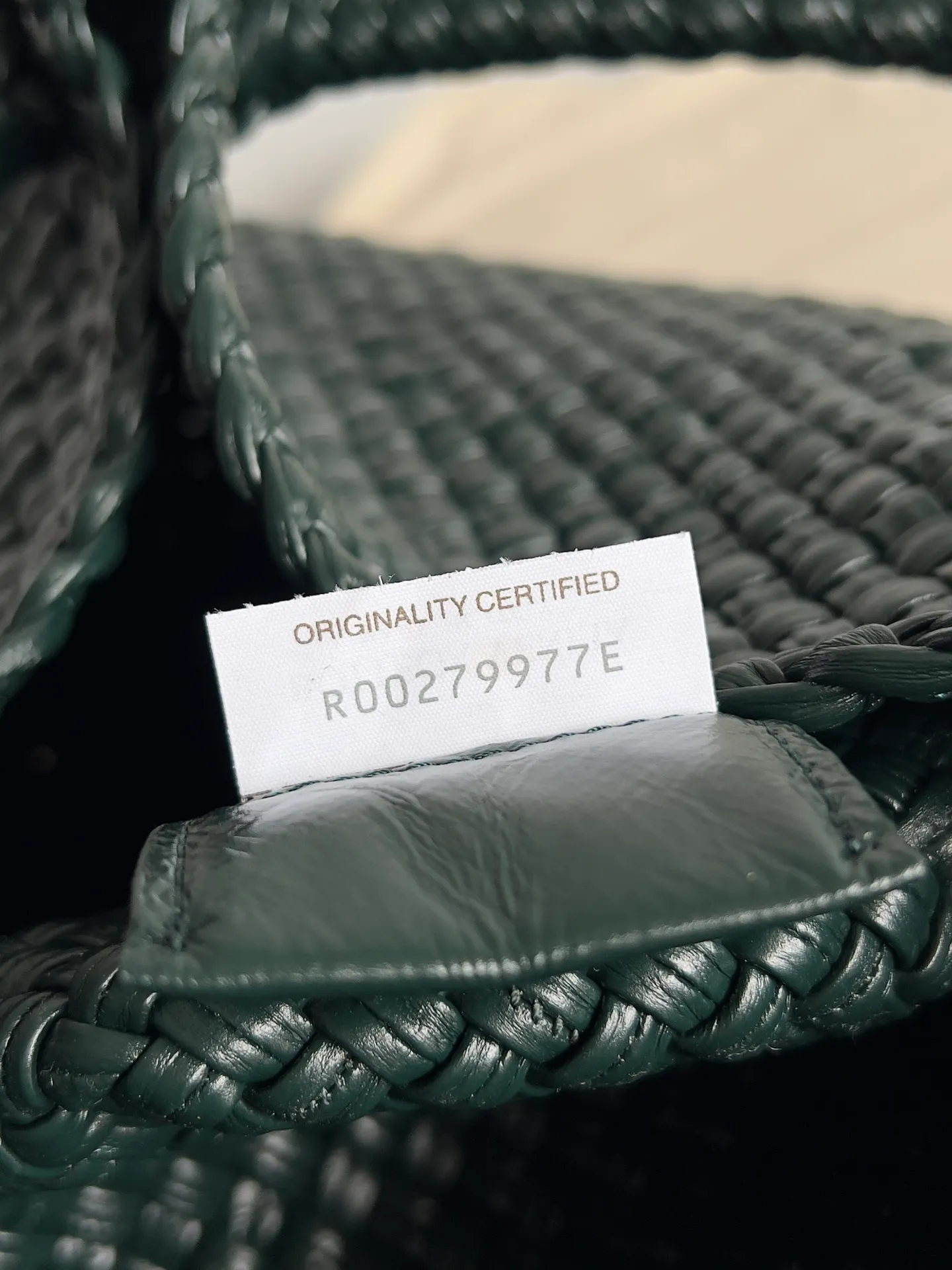 Batch 5960 BV collectible small woven handbags are really YYDS!! Bottega Veneta’s most classic small woven handbags are back! ! We use the highest quality leather with the highest craftsmanship❤️ to create the most expensive works. We have created the original Intrecciato leather weaving process❤️ This unique traditional exclusive leather weaving method has not only become our logo but also reflects the time-consuming and labor-intensive craftsmanship of our products❤️ The new TOSCA handbag must be a selection worth collecting🆕⚠️⚠️Babies, malachite can be sold separately and can be assembled by yourself Style number: 716974 Size: 27*9*18cm